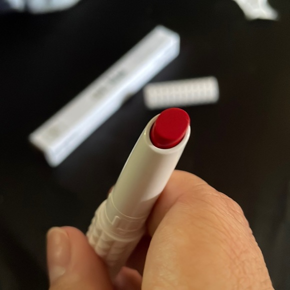 KVD EPIC KISS NOURISHING VEGAN BUTTER LIPSTICK - role breaker - Picture 3 of 7